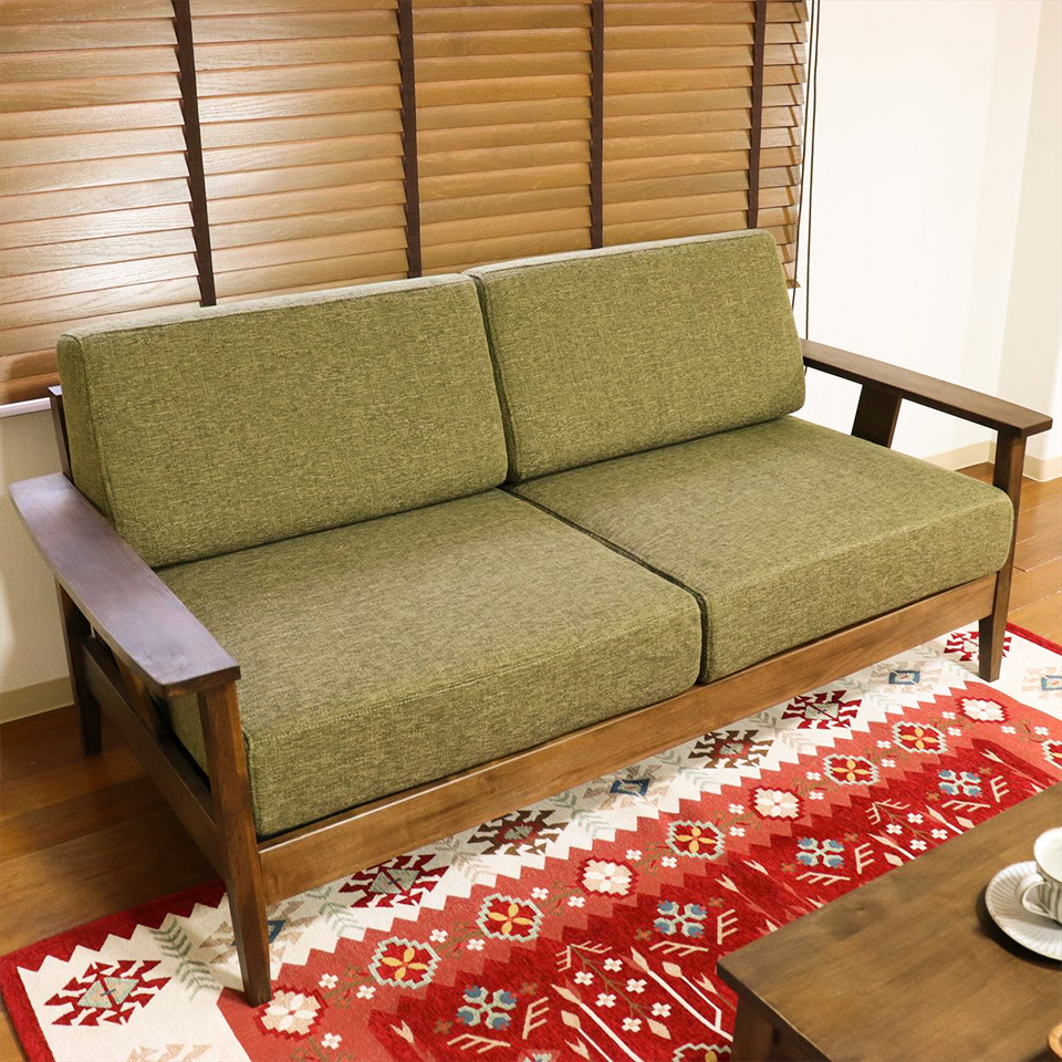 ブラウン色の木製フレームのソファ画像
